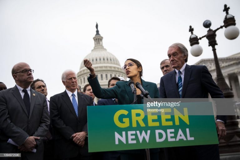 Alexandria Ocasio-Cortez presentando el Green New Deal